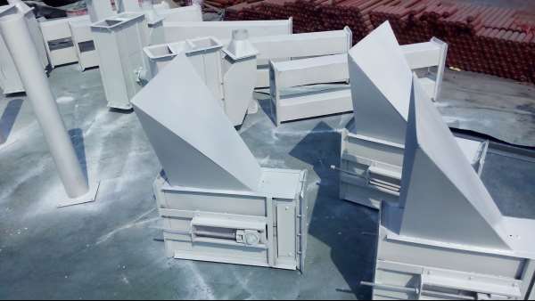 斗式提升機機殼噴漆現場